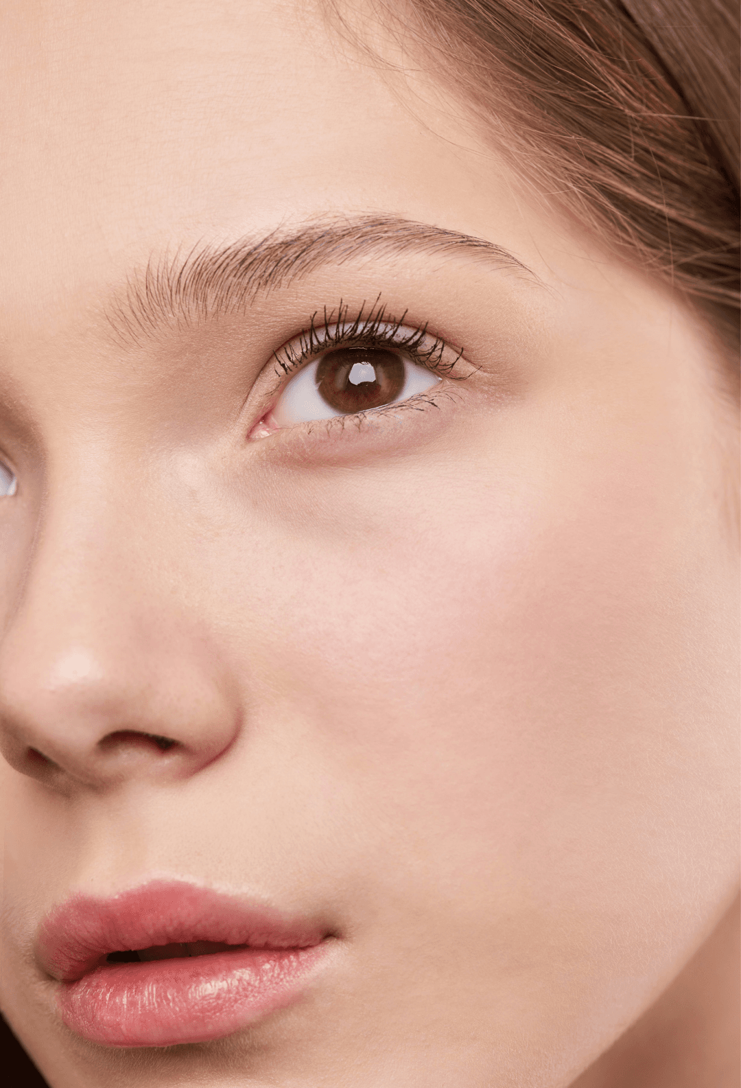 Rostro de mujer en primer plano con análisis de piel