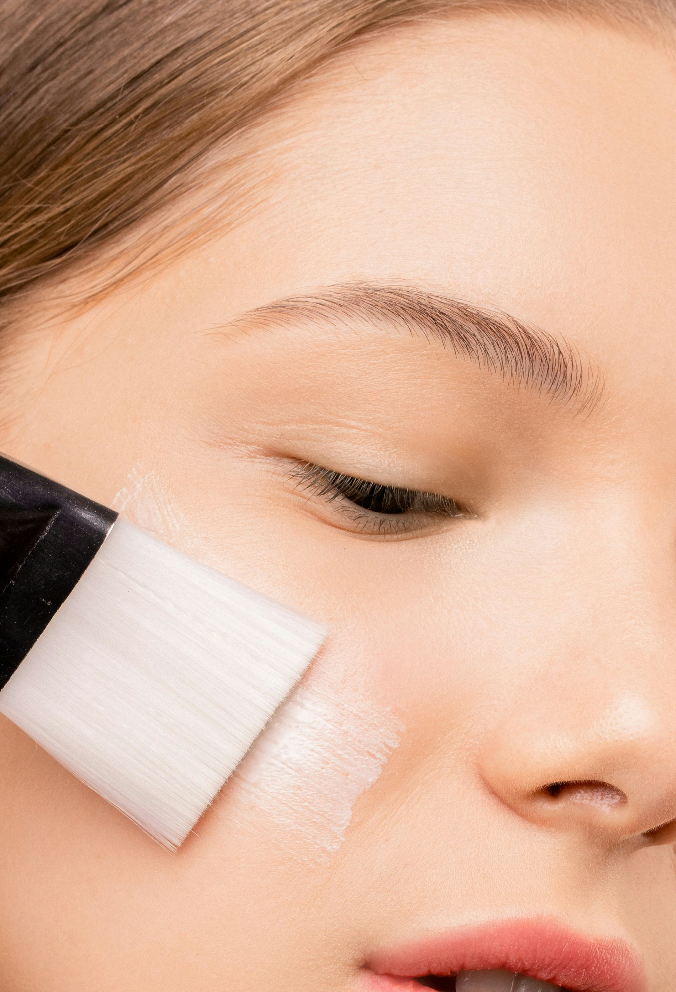 Rostro de mujer en primer plano con análisis de piel